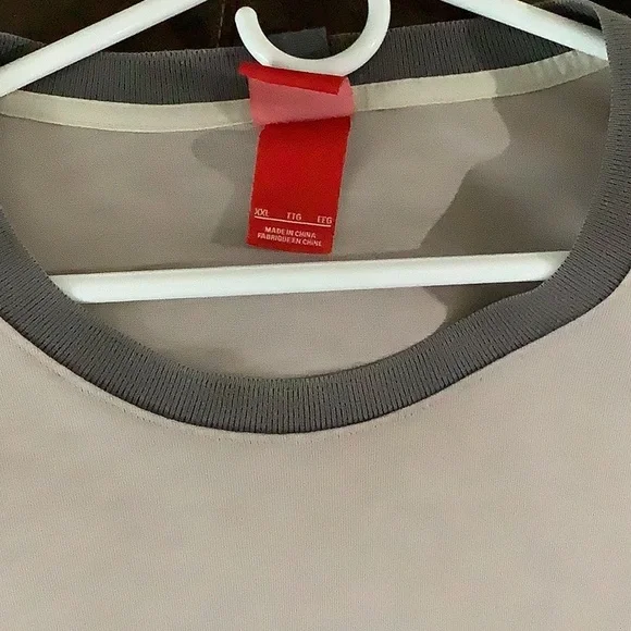 Nike Beige and Gray Short Sleeve Tee - Picture 2 of 3